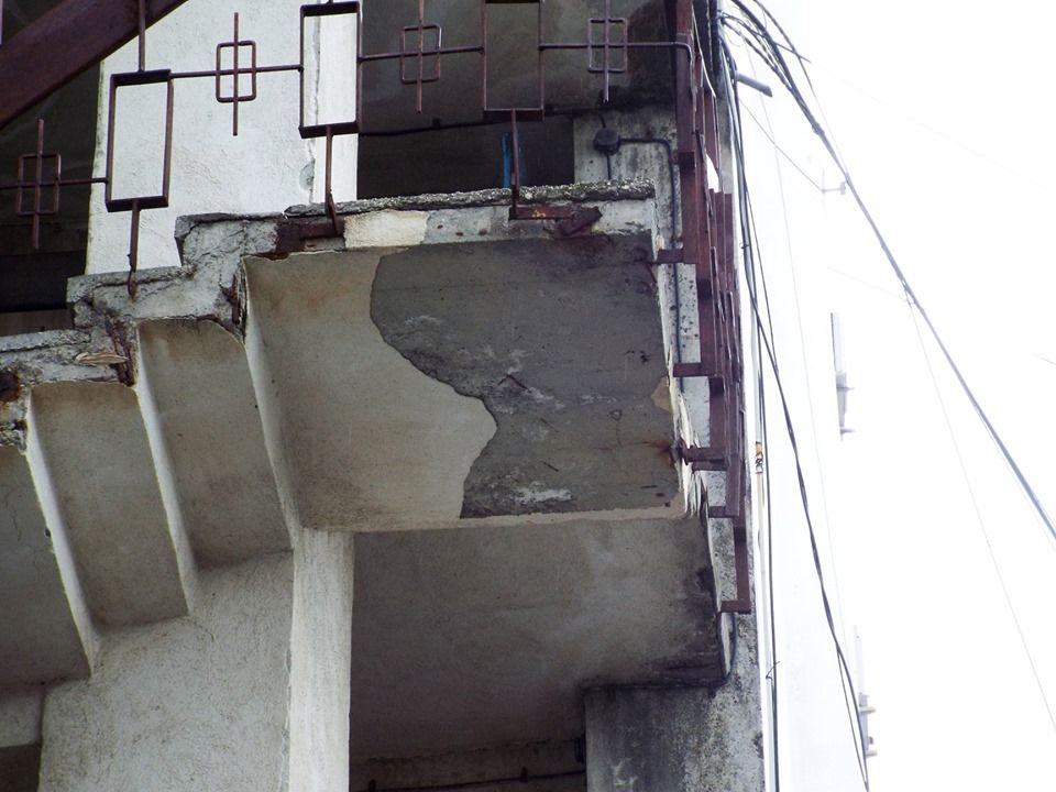 Scara exterioară a Prefecturii Buzău, un pericol pentru cetățeni