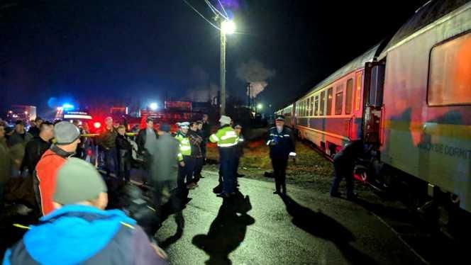 Autovehicul lovit de tren, la o trecere de nivel peste calea ferată