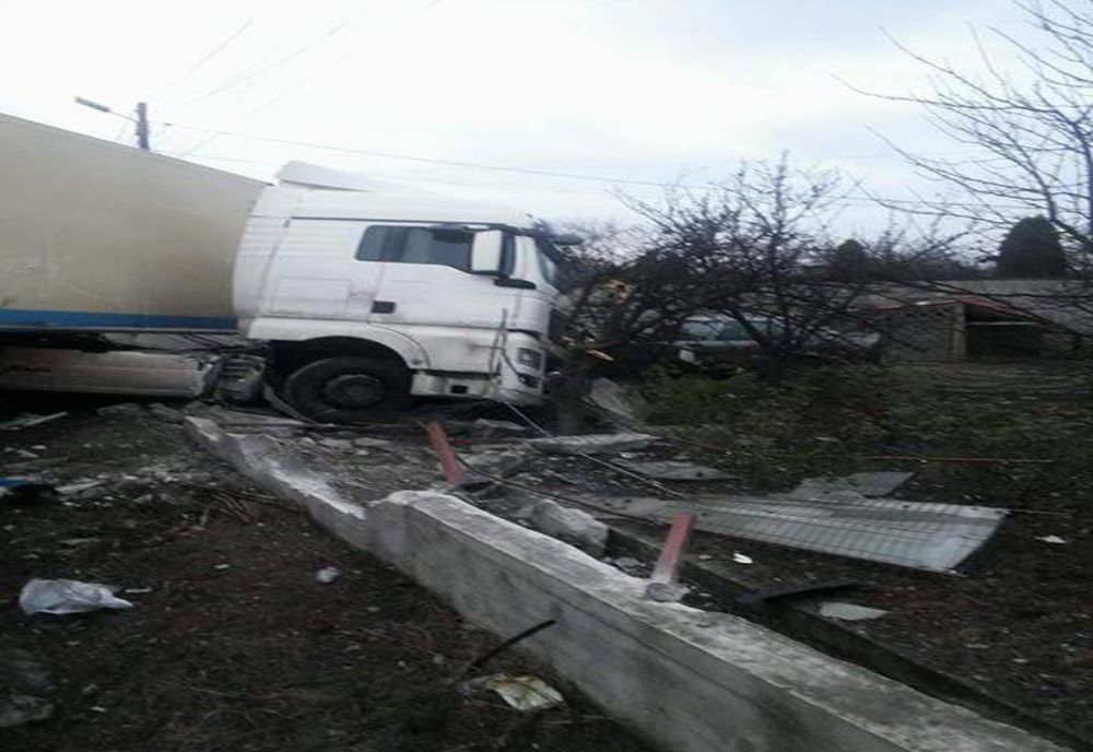 A intrat cu TIR-ul în curtea unui localnic din Spătaru