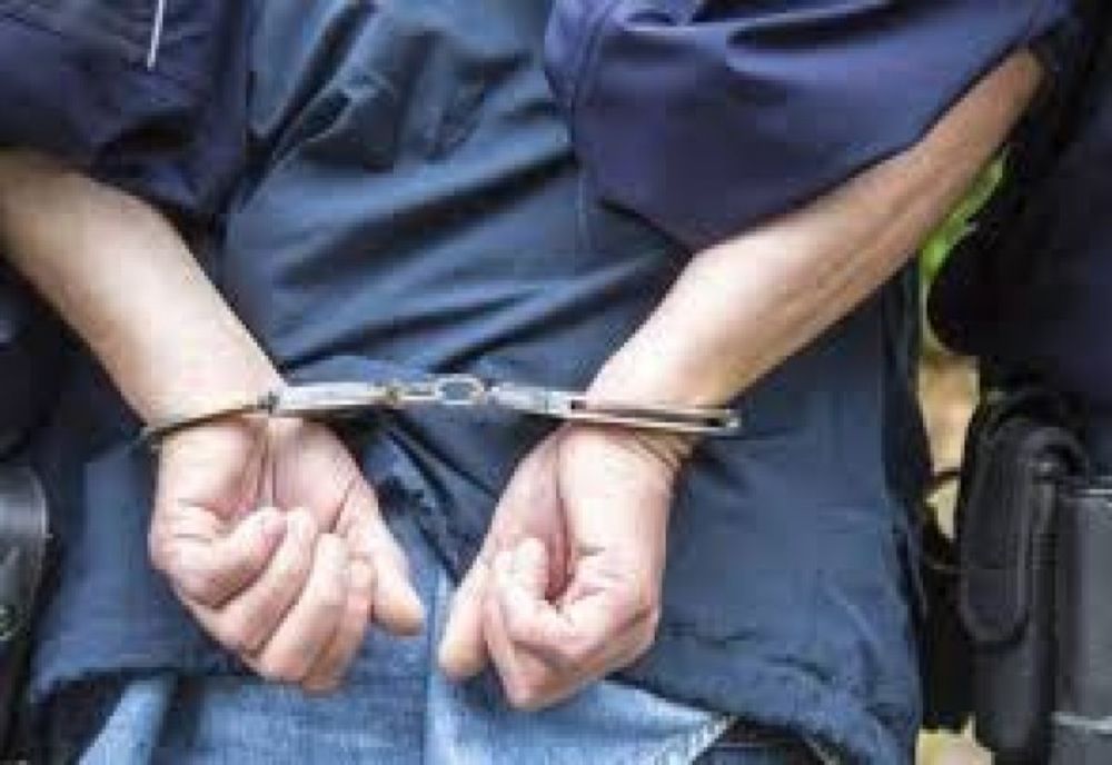 A sechestrat un tânăr și l-a snopit în bătaie timp de mai multe ore