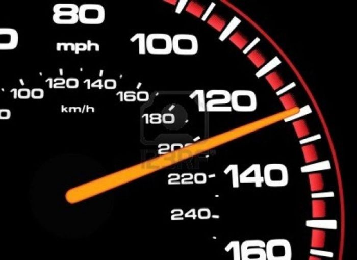 Inconștiență extremă. 126 de km/h pe un bulevard din Buzău
