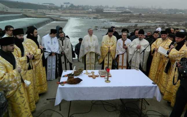 20 de ani de cand Catedrala Sfantul Sava organizeaza procesiunea de Boboteaza la apa Buzaului