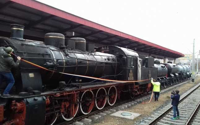 Locomotivă cu abur, amplasată în faţa Gării din Buzău