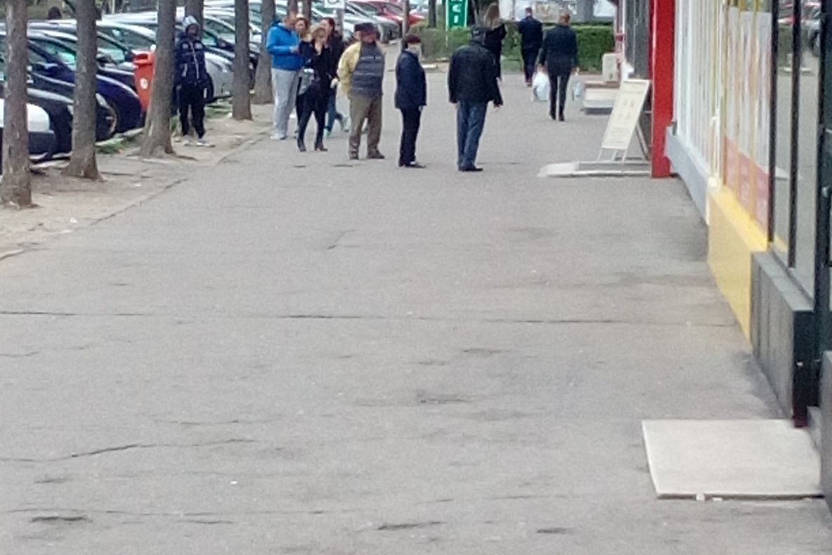 Cozi în fața supermarketurilor