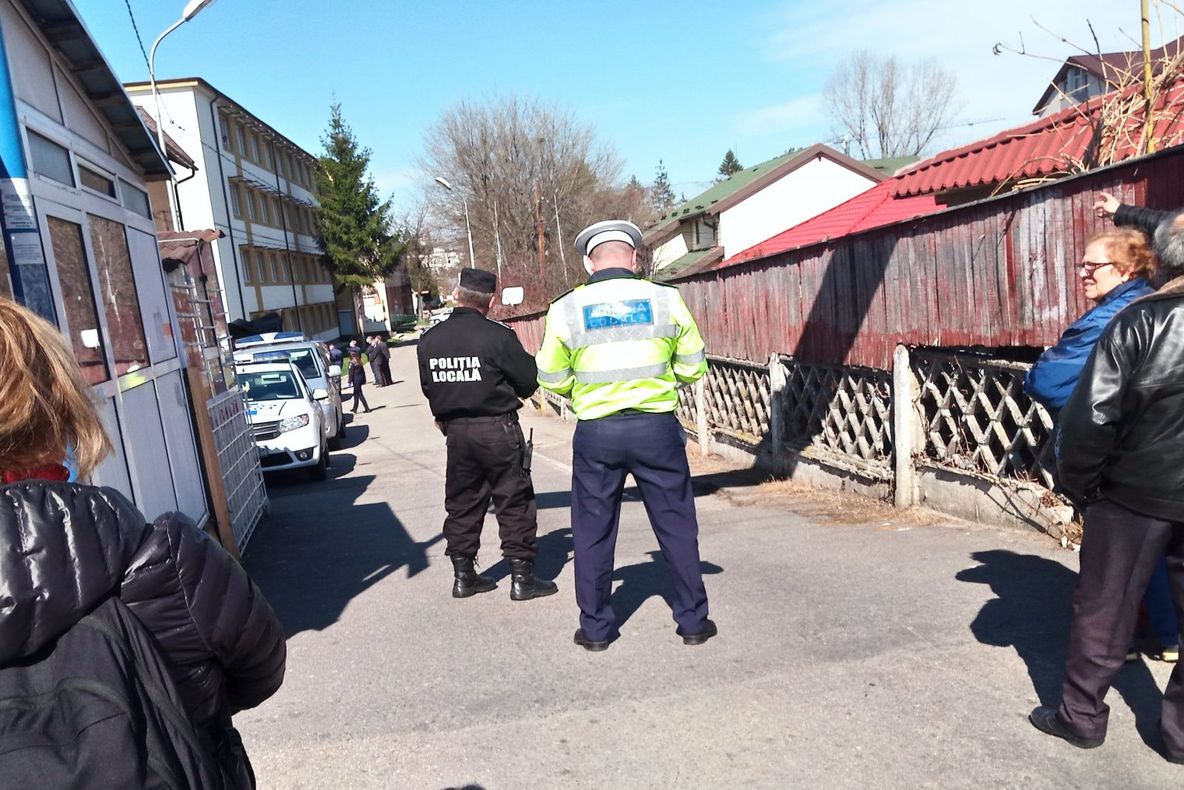 Patrule organizate de primarii, pentru a ține cetățenii în casă