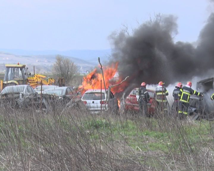 Zeci de mașini au ars în incendiul violent de la Vernești