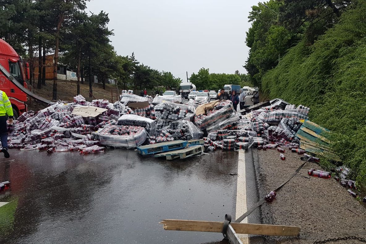 Sute de sticle de suc împrăștiate pe carosabil la intrare în Râmnicu Sărat