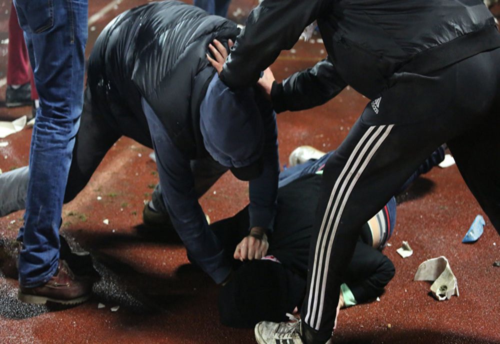 Doi tineri bătuți cu bestialitate la Berca. Agresorii au fost reținuți