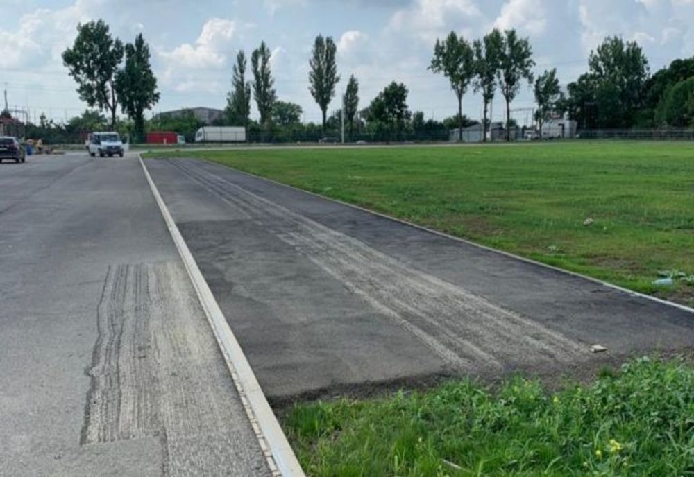 Pistă sintetică de cea mai bună calitate, pe stadionul de atletism nou modernizat