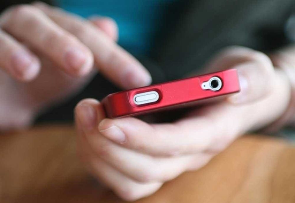 Bucureștean prins de polițiștii buzoieni după ce a încercat să vândă o replică a unui telefon la preț de original