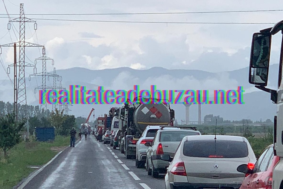 Cozi kilometrice pe DN10, din cauza unui camion răsturnat
