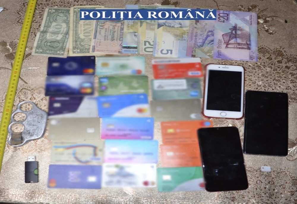 Galerie foto: Percheziții la un bărbat din Buzău, bănuit de proxenetism