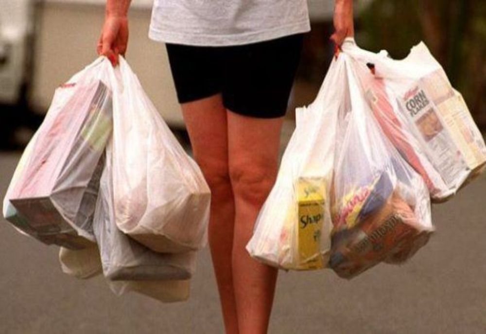 Lidl introduce taxa pe pungă la raioanele de fructe și legume