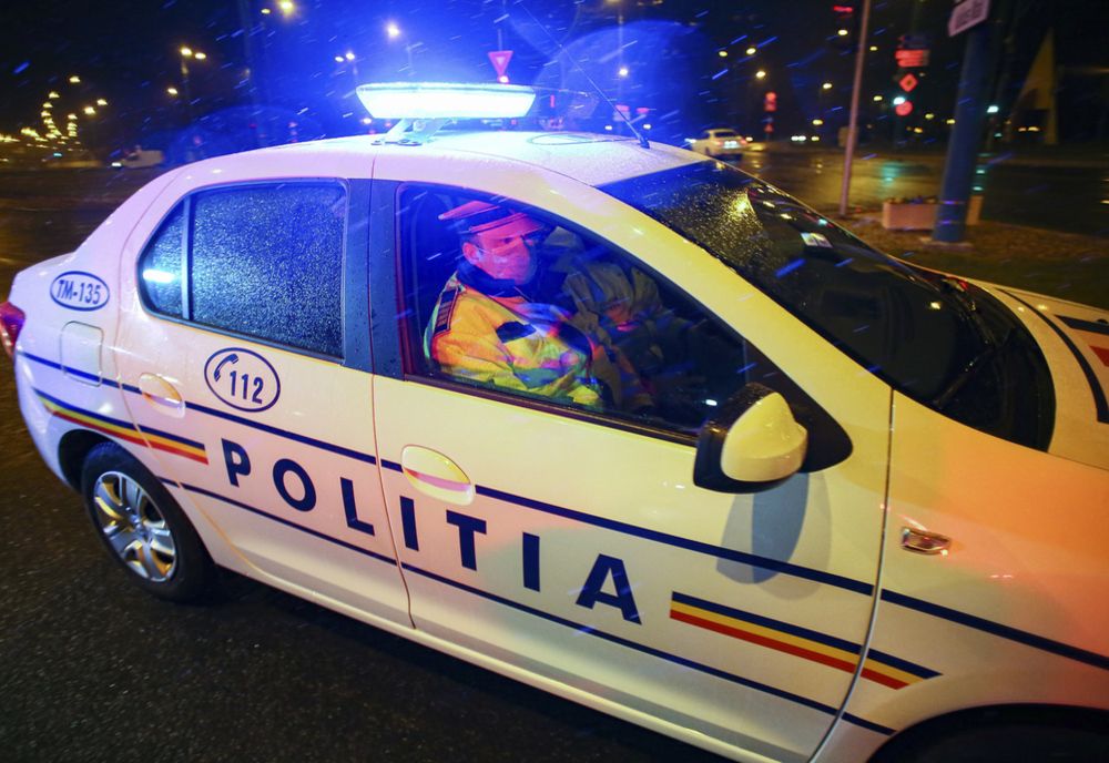 A ieșit la plimbare cu mașina mamei, deși nu avea permis de conducere