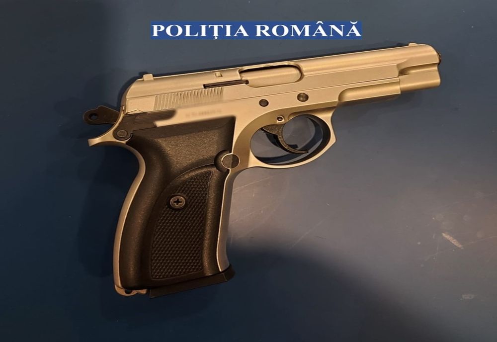 Percheziții la doi bărbați bănuiți de deţinerea ilegală a unor arme