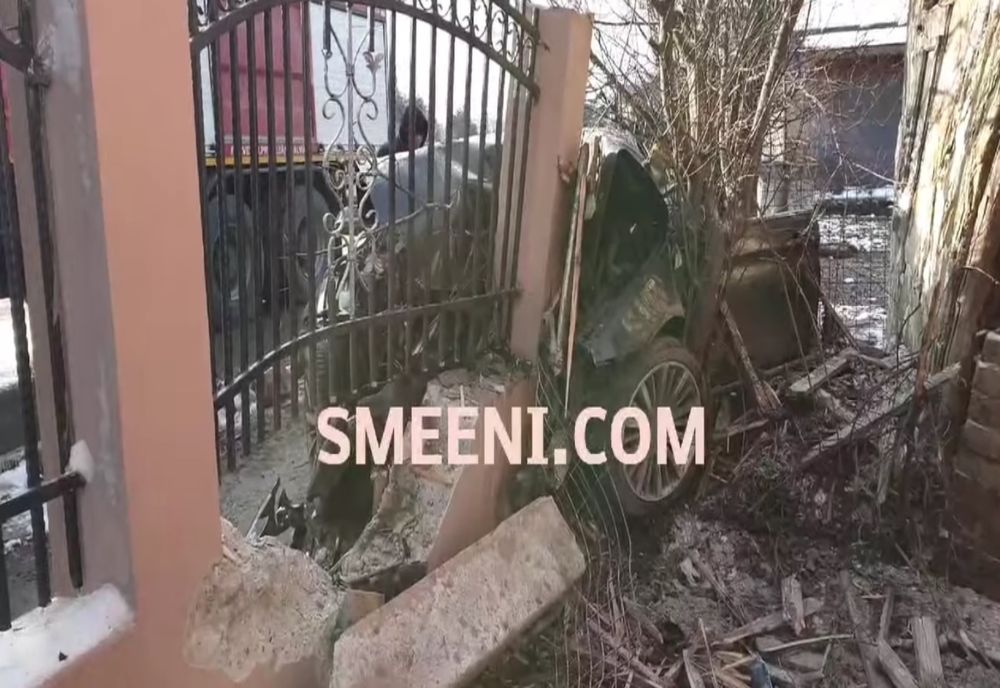 Un șofer începător de 21 de ani a intrat cu BMW-ul în gardul unui cetățean din Smeeni