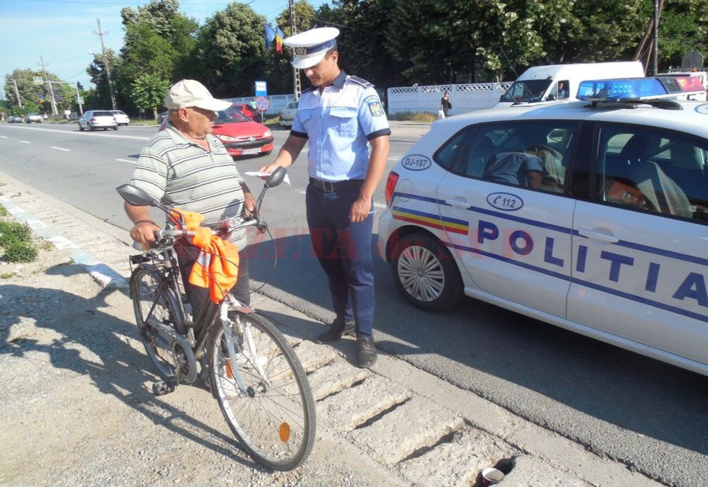 Bicicliştii şi căruţaşii, consiliaţi de poliţişti cu privire la necesitatea respectării normelor rutiere