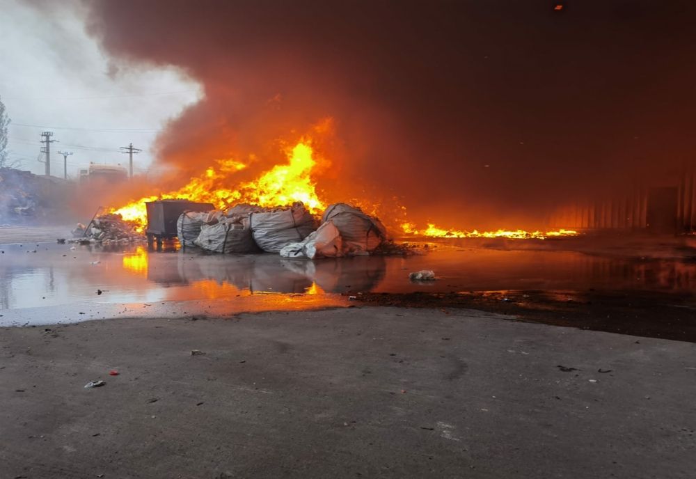 Galerie foto: Imagini din timpul intervenției la incendiul de proporții care a cuprins o hală în care erau depozitate materiale reciclabile