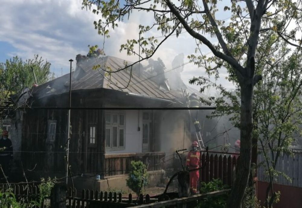 Incendiul produs în podul casei a lăsat o familie din Stâlpu fără acoperiș deasupra capului