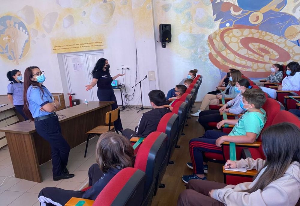 Acțiune a polițiștilor cu scopul prevenirii victimizării minorilor și creșterii gradului de siguranță în mediul școlar
