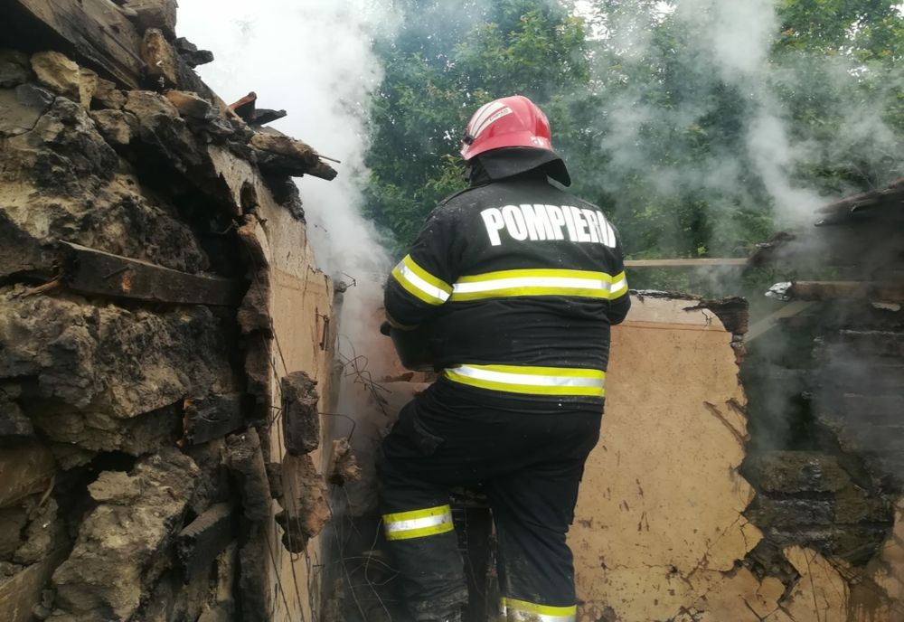 Foto: Persoană decedată în incendiul produs într-o locuință din Valea Purcarului