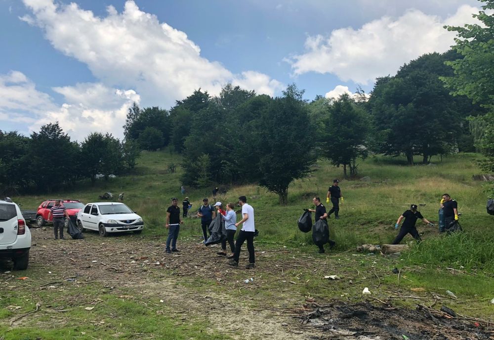 Galerie foto: Acțiune de ecologizare în zona lacului de acumulare Siriu și Râul Buzău