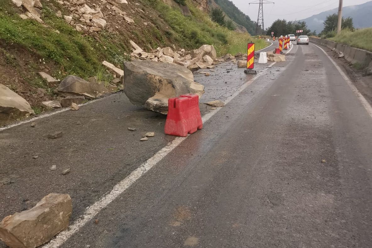 DN 10 blocat de căderi de pietre de pe versanți