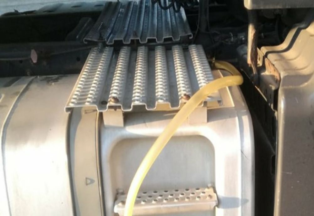 Buzoian surprins de polițiștii locali când sustragea motorină din TIR-ul pe care lucra