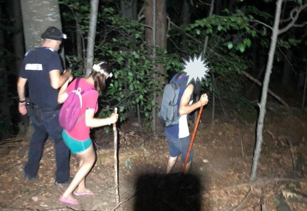 Doi turiști rătăciți pe un traseu din localitatea Bozionu