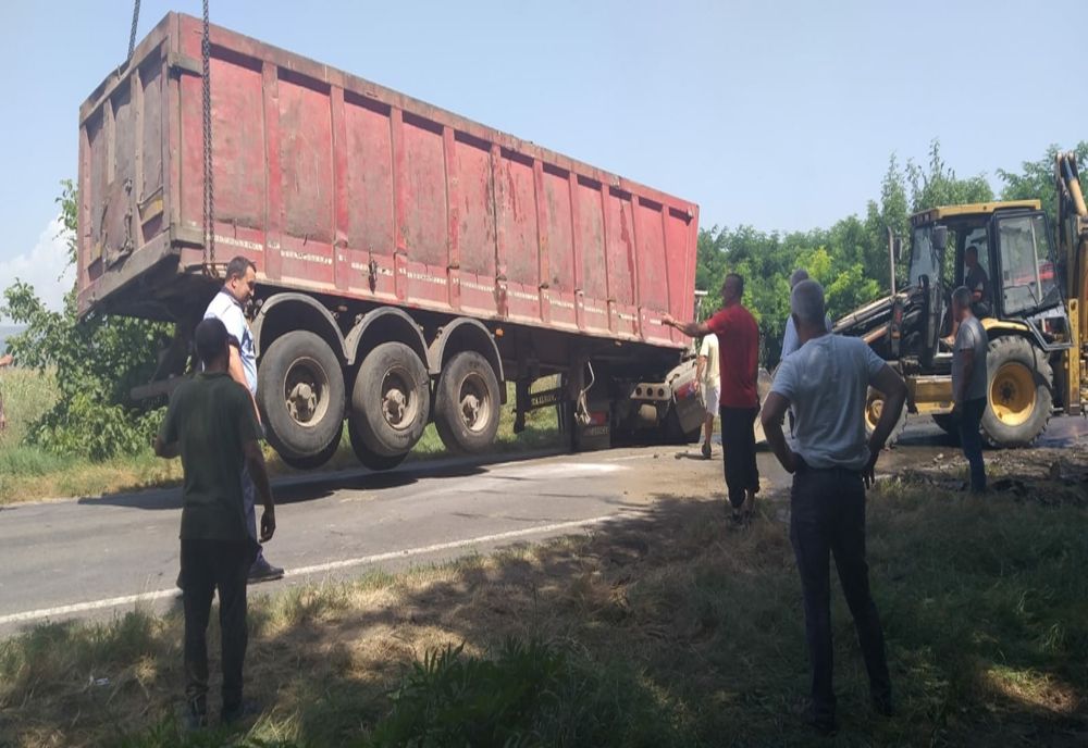 Trafic blocat pe DN1B, între Săhăteni și Istrița de jos, după ce un camion de mare tonaj s-a răsturnat