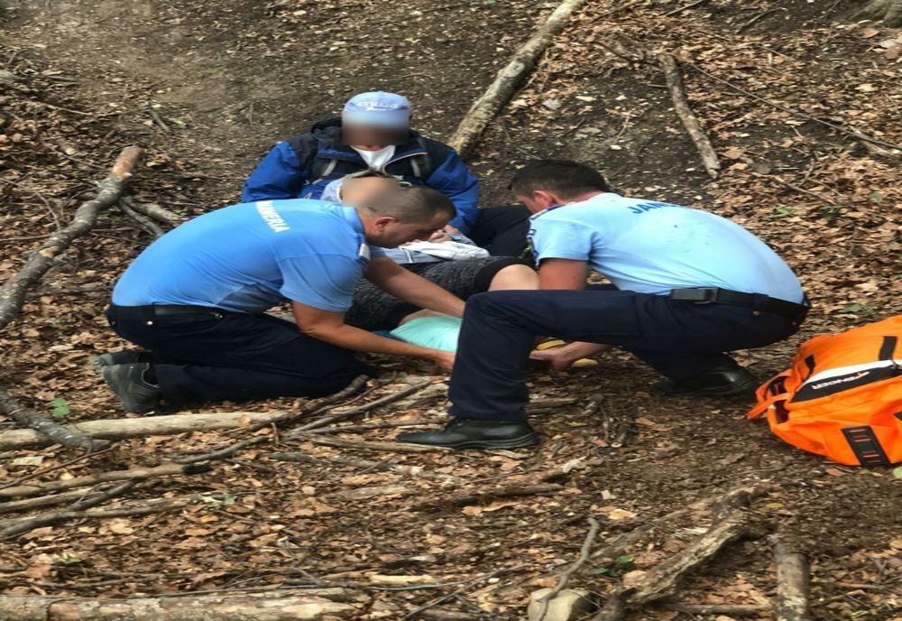 Video: Femeie accidentată pe un traseu montan, salvată de jandarmii montani buzoieni