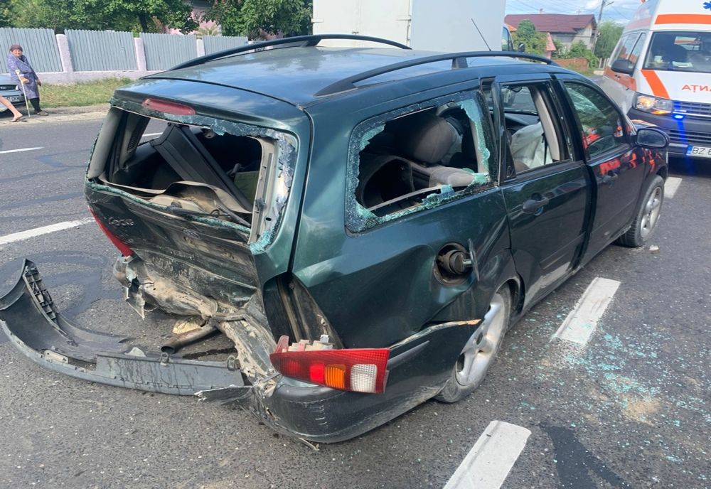 Foto/ Accident pe DN2E85, în localitatea Costești