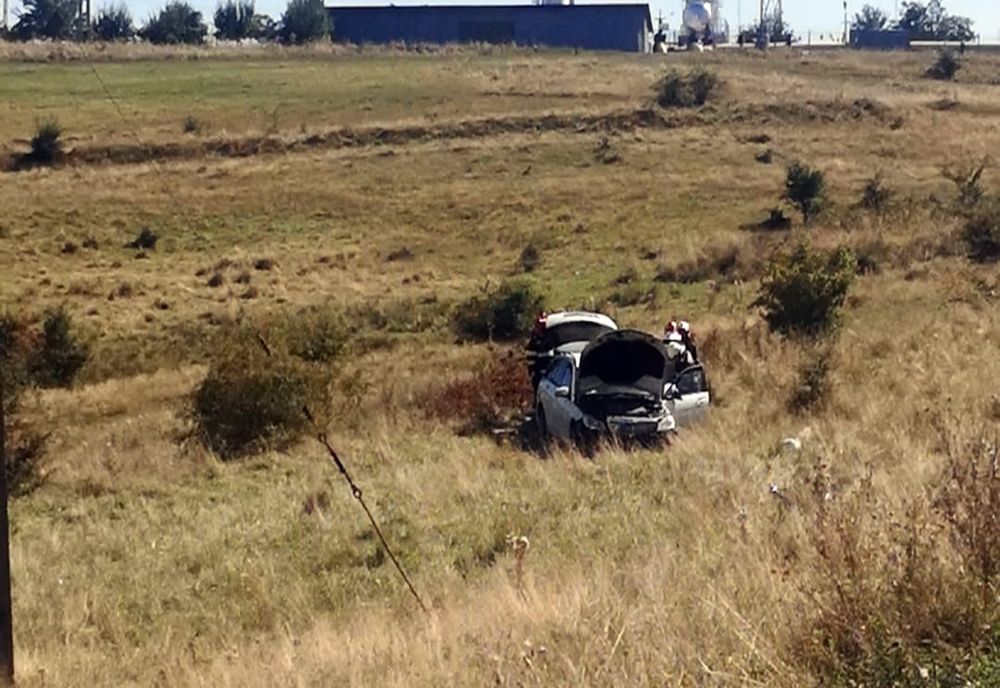 O mașină s-a răsturnat în afara părții carosabile pe DN10
