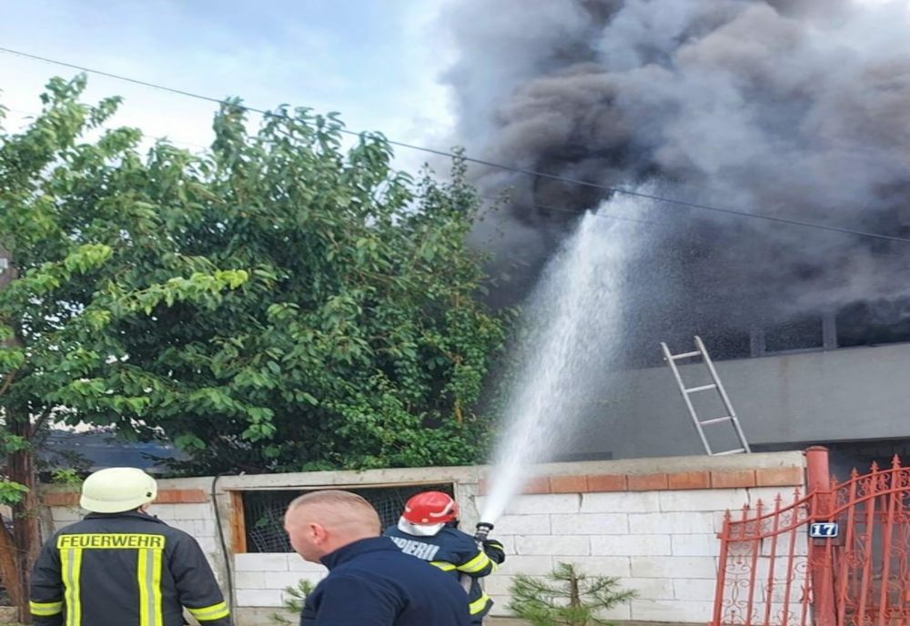 Foto: Două imobile cuprinse de flăcări în comuna Căpitănești. Cauza incendiului a fost "jocul copiilor cu focul"