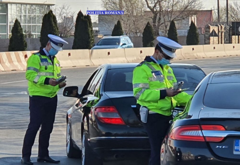 Acţiuni ale poliţiştilor în trafic. 20 de permise de conducere reţinute
