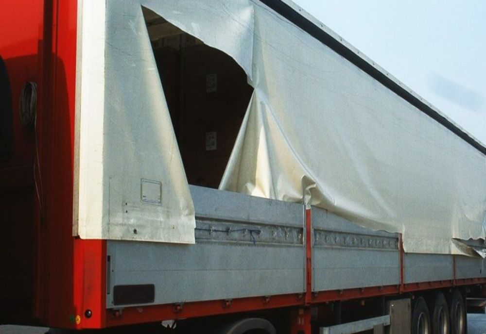 Percheziții domiciliare la locuințele unui bănuit de furturi din TIR-uri care transportau produse alimentare