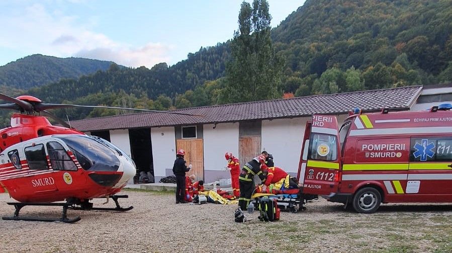Un mort și doi răniți după ce un tractor a căzut în gol de pe o punte ce traversa rîul Bâsca