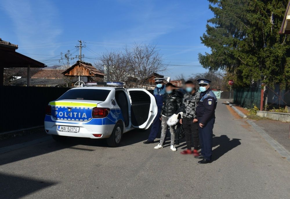 Arestaţi pentru furturi după ce au fost interceptaţi în trafic după caracteristicile autoturismului folosit în scop infracţional