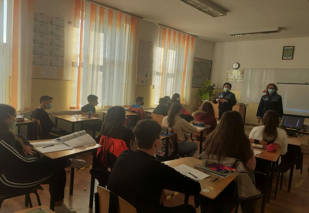 FOTO: Polițiștii buzoieni în dialog cu tinerii Școlilor Gimnaziale Topliceni şi Amaru