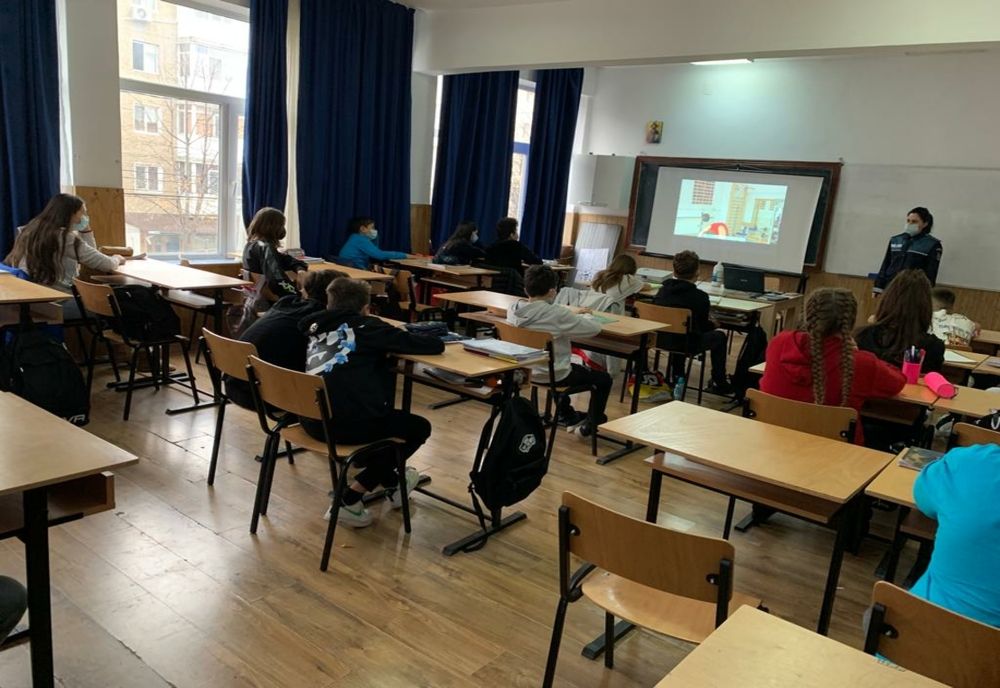 Poliţiştii de la Siguranţă Şcolară şi Proximitate în dialog cu elevii ciclului gimnazial