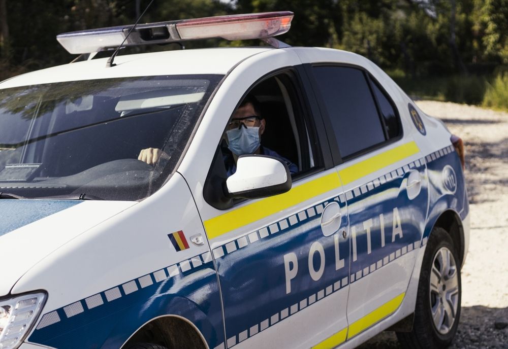 A furat o mașină și s-a întâlnit pe drum cu polițiștii