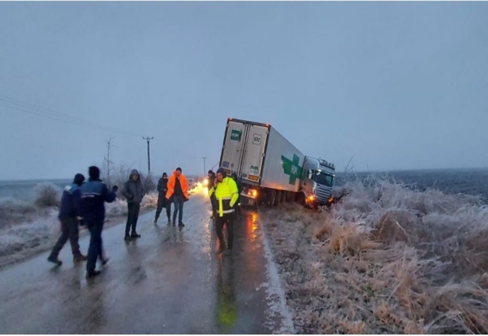 Vehicule ieșite în decor din cauza poleiului
