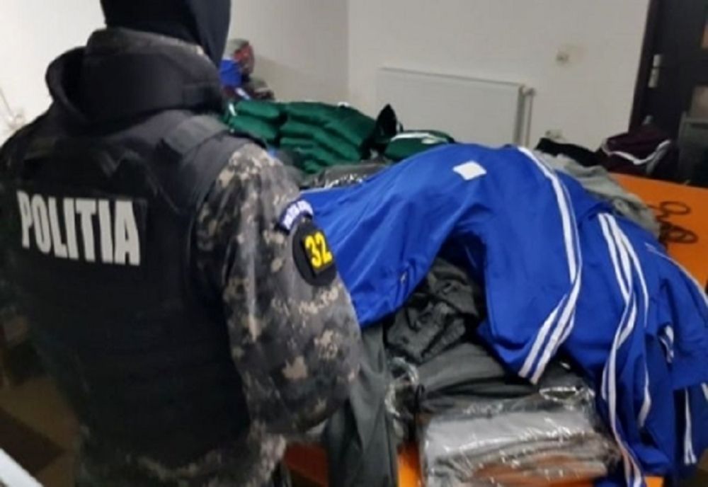 Îmbrăcăminte “de  firmă” confiscată de polițiștii de investigare a criminalității economice