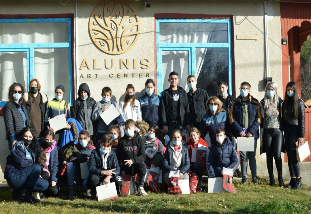 Video: Poliţiştii de la Siguranţă Şcolară au învăţat copiii din Calvini despre terapia prin artă