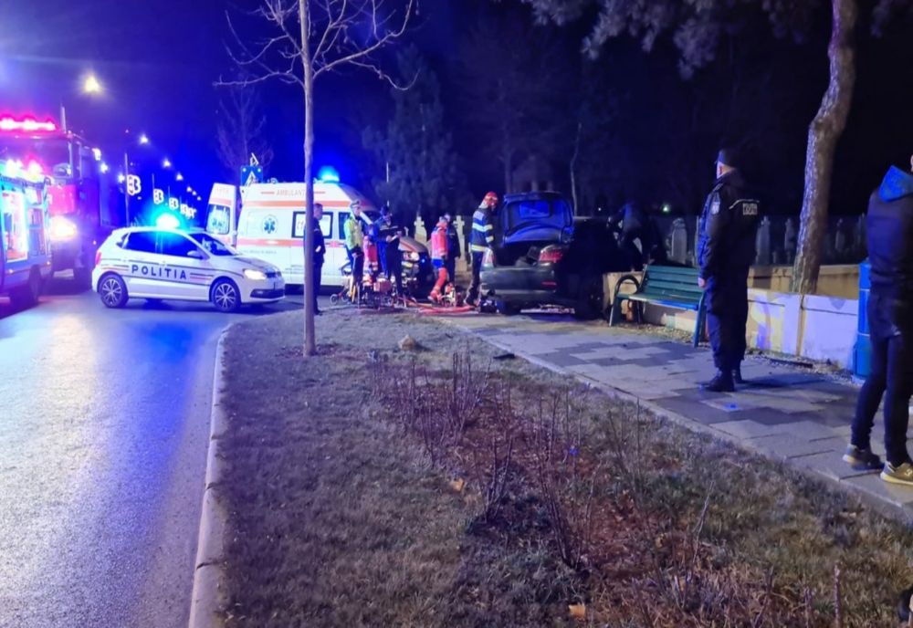 O buzoiancă de 27 de ani accidentată după ce mașina în care se afla a intrat în gardul Cimitirului Eroilor, era infectată cu COVID