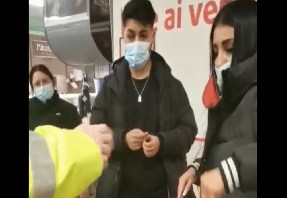 Viral: Doi tineri din București, prinși la furat într-un supermarket
