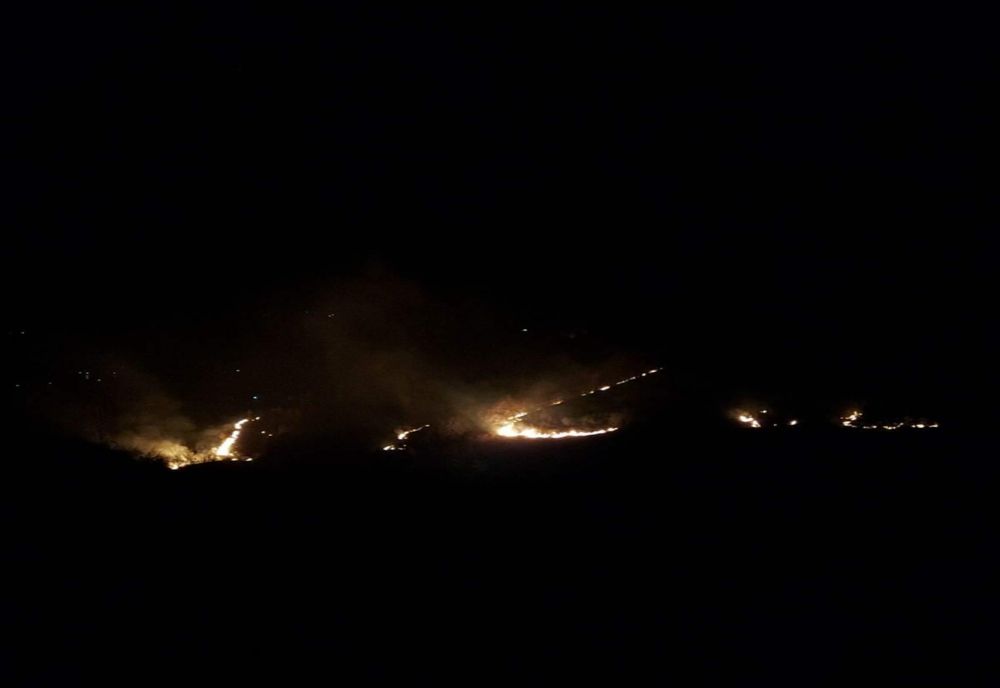 Video: La miezul nopții pompierii buzoieni au intervenit la un incendiu provocat intenționat