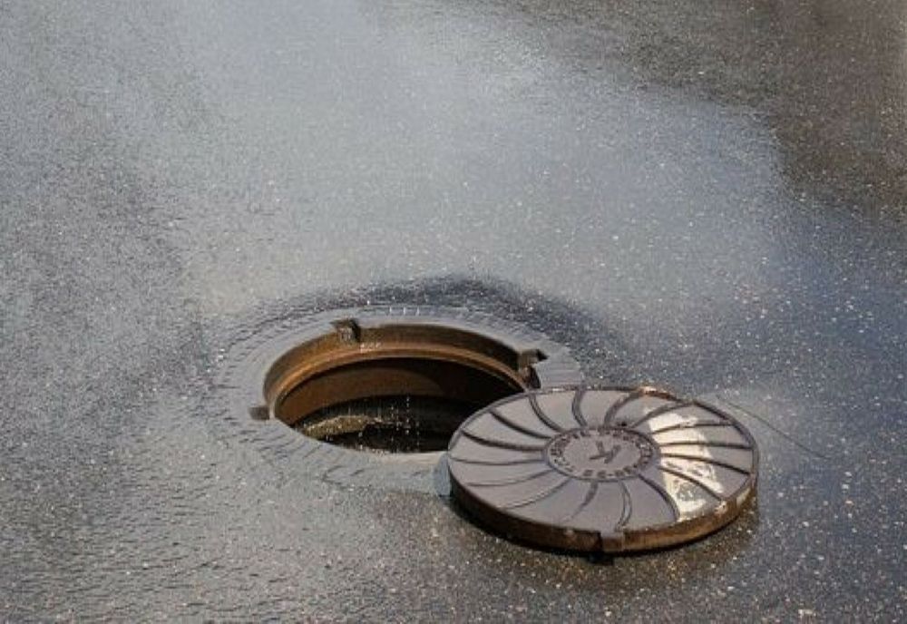 Reținut pentru 24 de ore după ce a furat un capac de canalizare