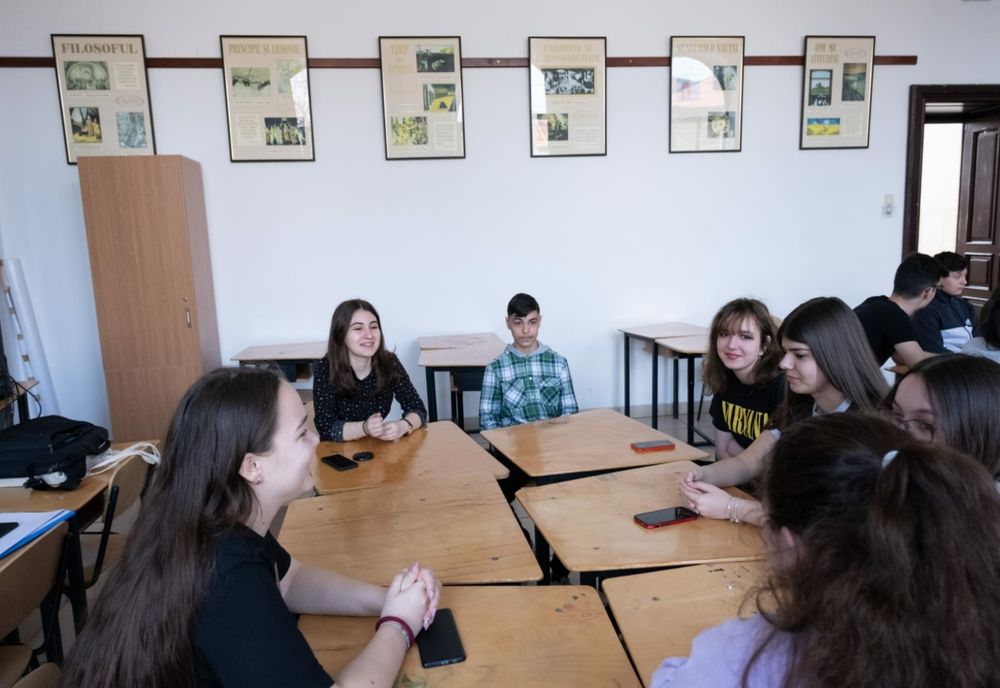 Întâlnire emoţionantă între elevii Colegiului Naţional Bogdan Petriceicu Hasdeu și ai Școlii Gimnaziale" P. H. Zangopol"