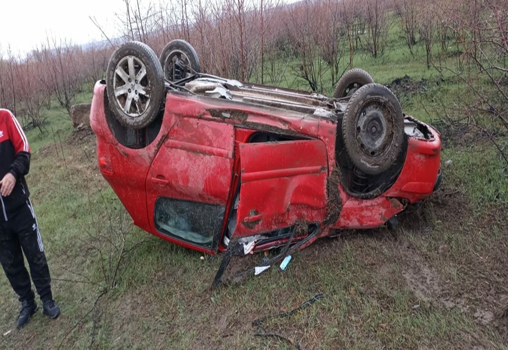 Un tânăr de 19 ani s-a răsturnat cu mașina într-o curbă